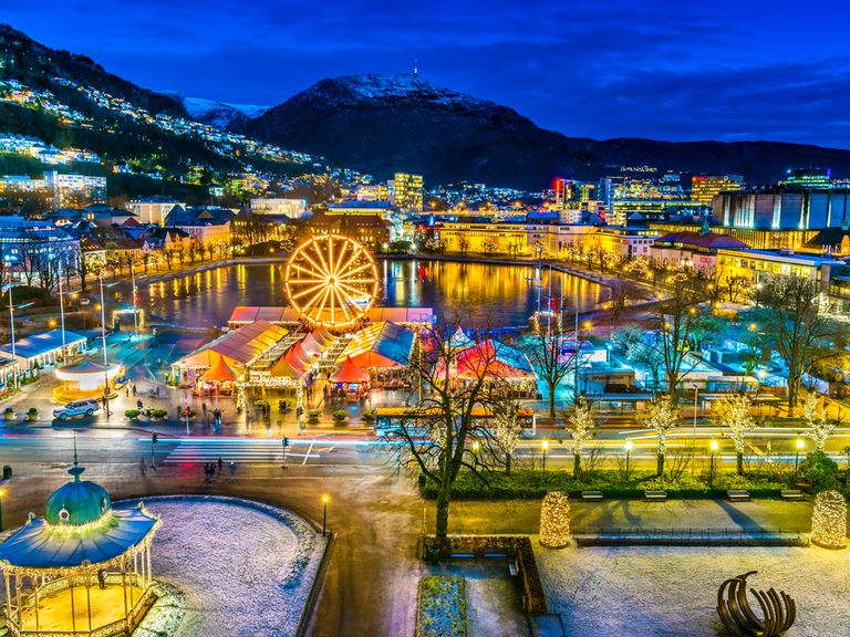 Märchenhafte Kulisse: der Weihnachtsmarkt von Bergen Weihnachtsmarkt in Bergen, Norwegen