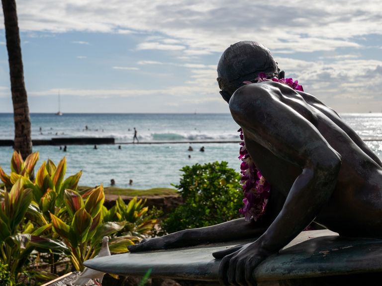 Waikiki Beach ist die Strandikone schlechthin. Er liegt direkt in Hawai‘is Hauptstadt Honululu. Waikiki Beach