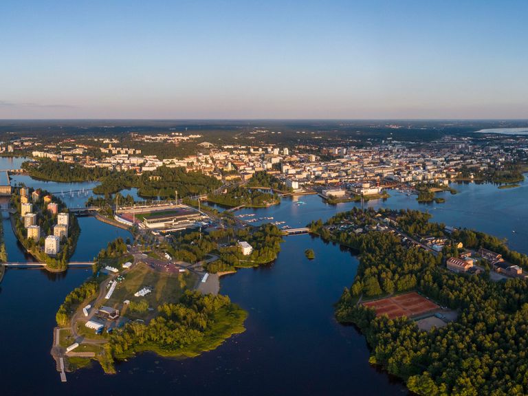 Die Ostsee, der Fluss Oulujoki und viele mehrere Inseln prägen die Landschaft rund um Oulu. Luftbild der finnischen Stadt Oulu