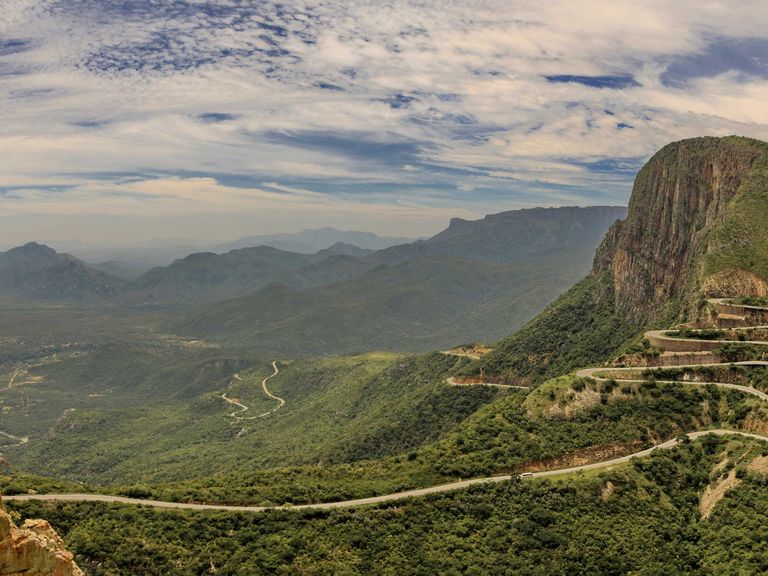 Die Serra da Leba, eine imposante Bergkette in Angola Serra da Leba, Bergkette in Angola