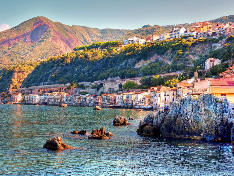 Scilla gehört unbestritten zu den schönsten Orten der italienischen Region Kalabrien. Blick vom Meer aus auf Scilla, Kalabrien