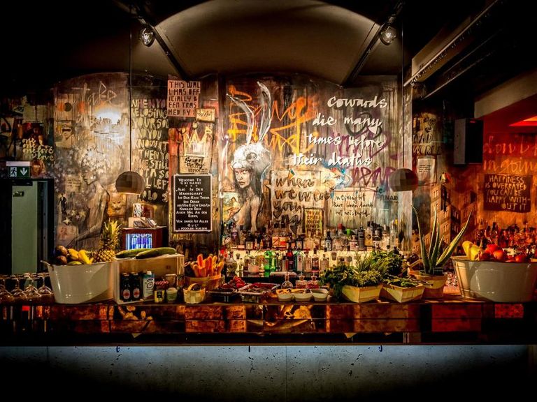 Hier zu sehen: der Tresen im Chinaski Club in Frankfurt am Main. Der Chinaski Club in Frankfurt