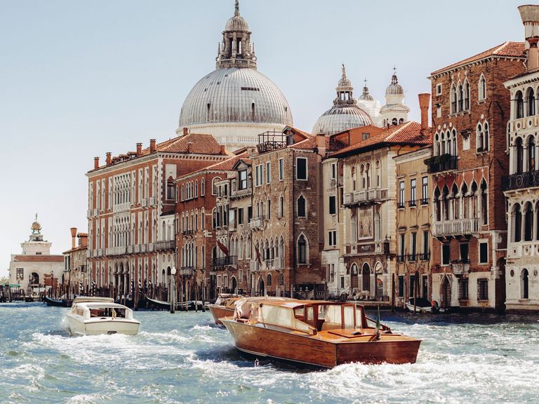 Boote auf dem Canal Grande in Venedig