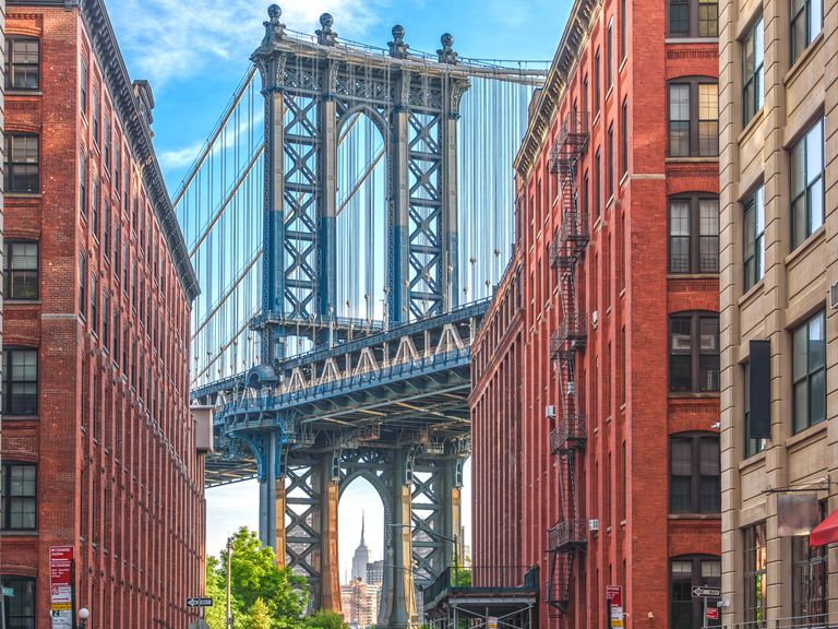 Blick auf die Manhattan Bridge im Stadtteil Dumbo, New York