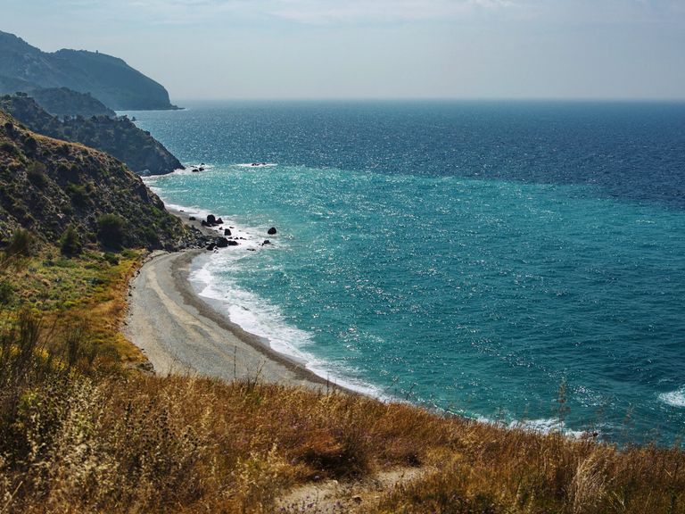 Naturbelassene Küstenlandschaft am Playa de las Alberquillas bei Nerja Playa de las Alberquillas, Malaga