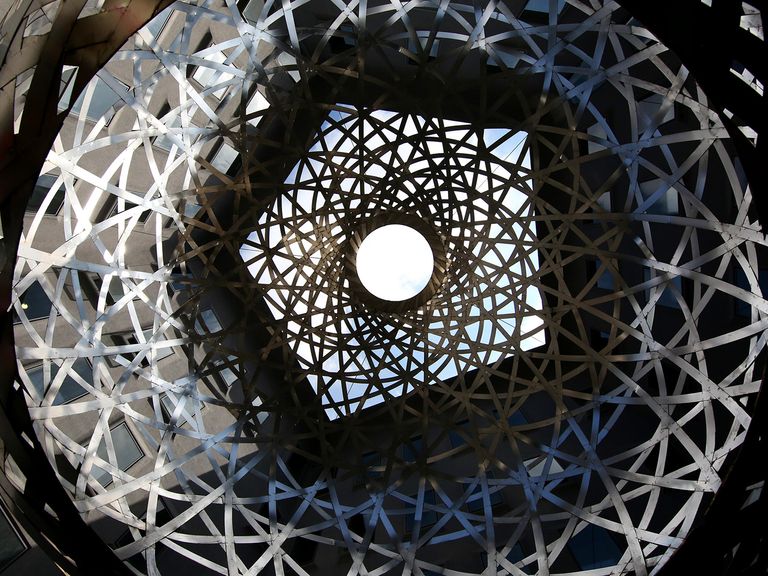 Fünf Höfe Sphere von Ólafur Elíassonin  im Viscardihof in München