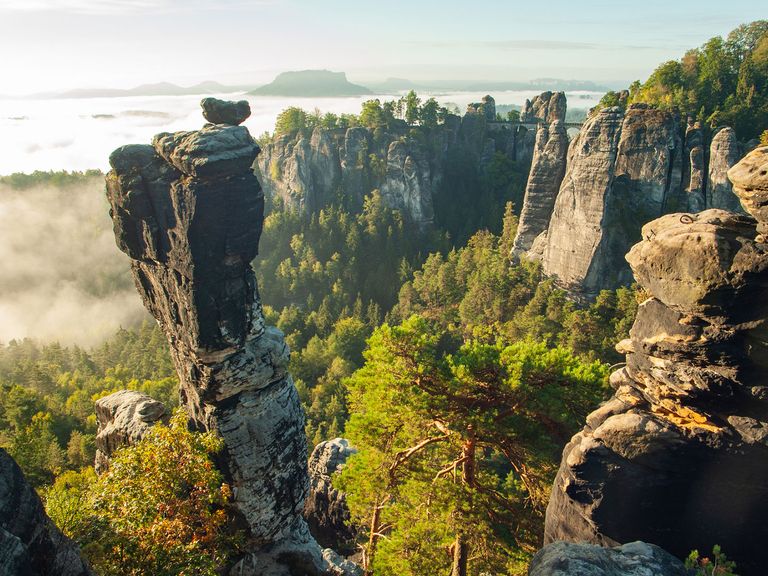 Neben der Bastei ist auch die Wehlnadel eine beeindruckende Natursehenswürdigkeit im Nationalpark Sächsische Schweiz. Nationalpark Sächsische Schweiz, Wehlnadel, Bastei im Hintergrund