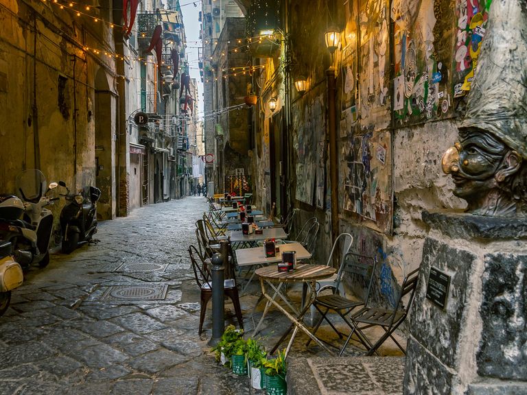 In Neapel gibt es die besten Pizzen Italiens. Hier zu sehen: das Centro Historico. Enge Gasse im Centro Historico in Neapel