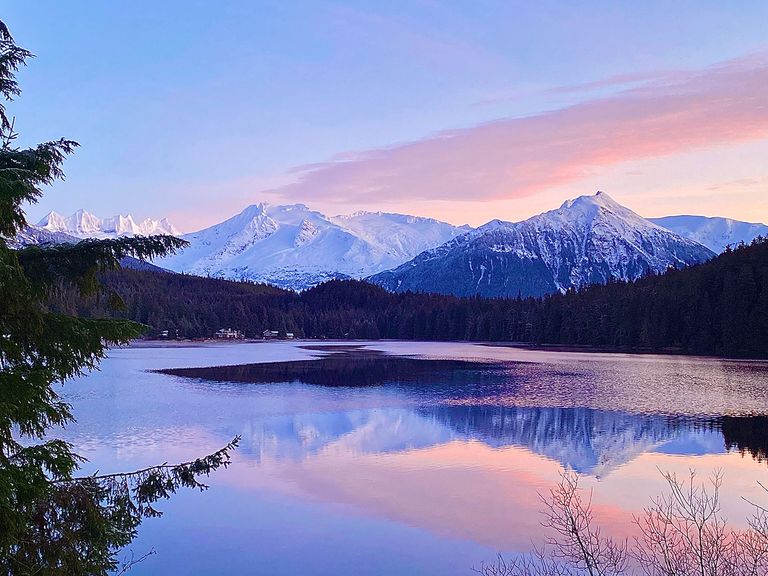 Juneau in Alaska, Sonnenuntergang spiegelt sich in Gewässer