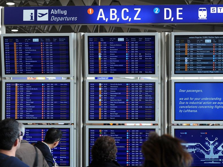 Fluganzeige am Frankfurter Flughafen