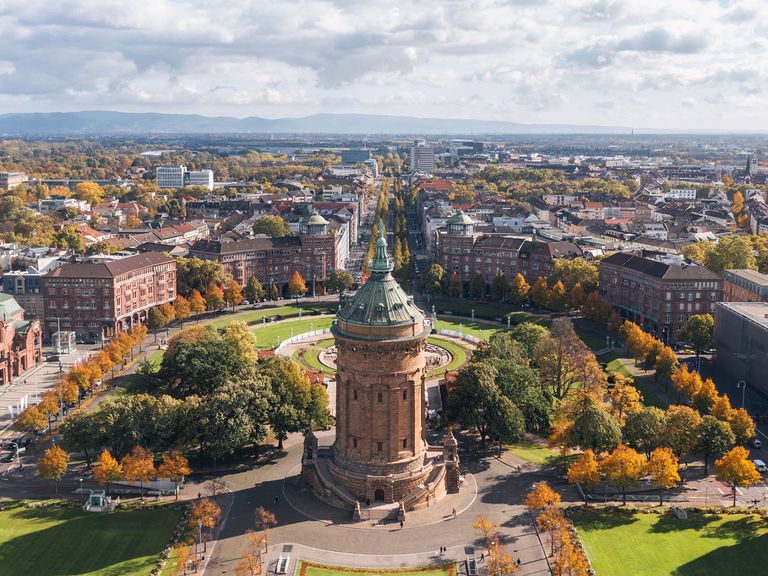 Die schönste und beliebteste Sehenswürdigkeit Mannheims ist der Friedrichsplatz mit dem Barock-Wasserturm. Mannheim, Luftaufnahme Wasserturm