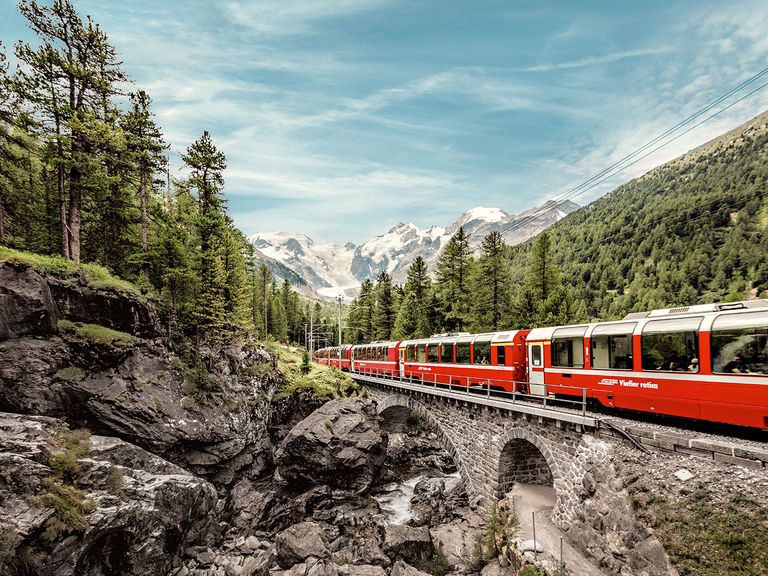 Der Bernina Express fährt von Chur in der Schweiz nach Tirano in Italien. Durch Pontresina mit dem Bernina Express