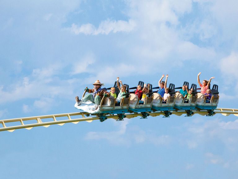 Im Bayerischen Wald wartet eine Vielzahl an Freizeitparks für die ganze Familie. Achterbahn im Freizeitpark D’Rodelbahn St. Englmar, Bayerischer Wald