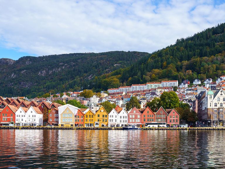 „Ich kann im Meer schwimmen gehen und am gleichen Tag auf eine Bergspitze steigen, wenn ich das möchte“, sagt Gunvor Rasmussen über ihre Heimatstadt Bergen. Bryggen in Bergen, Hafenansicht