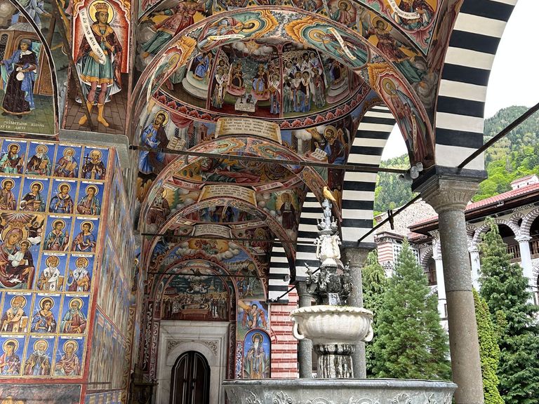 Verzierte Wände und Decken, Brunnen im Rila-Kloster