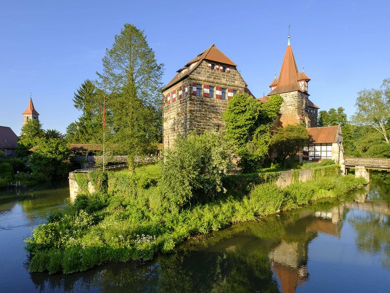 Romantische Aussicht: Das Wenzelschloss liegt am Fluss Pegnitz in Franken.  Das Wenzelschloss am Fluss Pegnitz in Bayern