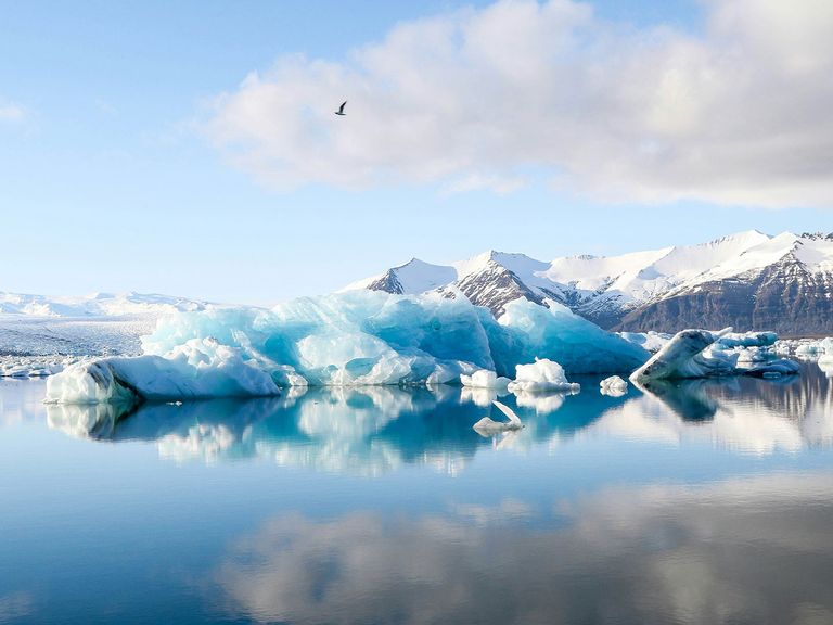 Dieses Mal geht es im Merian-Podcast auf Kreuzfahrt durch die Arktis. Eisbedeckte Berge in der Arktis