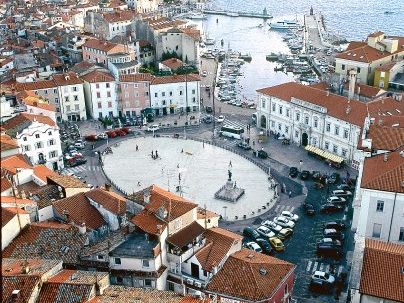 Ovale Piazza im Zentrum von Piran 
