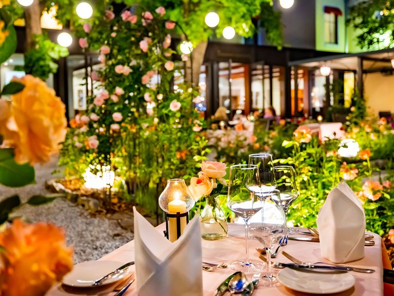gedeckter Tisch im Rosengarten des Parkhotels in Graz