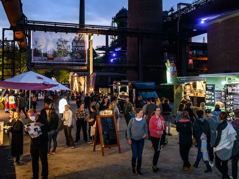 Menschen und Food Trucks auf dem Traumzeitfestival in Duisburg (2021)