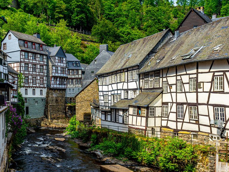 Monschau in der Eifel ist in den letzten Jahren zum Instagram-Hotspot avanciert. Fachwerkhäuser säumen die Rur in Monschau