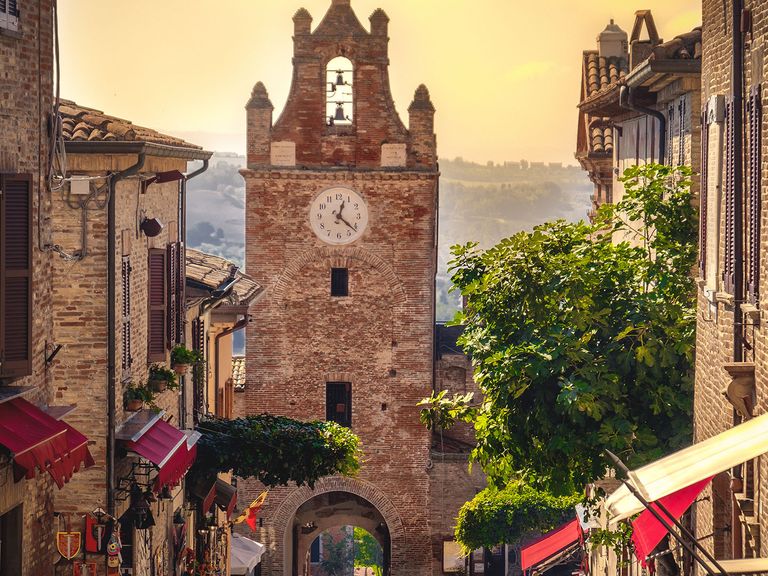 Die Marken sind eine vielfach unterschätzte Region in Italien. Blick auf einen Turm im Dorf Gradara, Italien