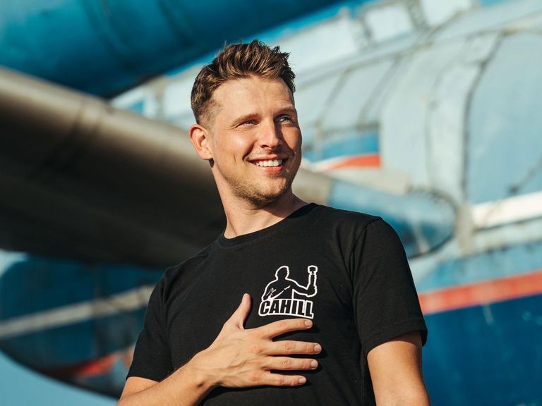 Josh Cahill vor einem Flugzeug