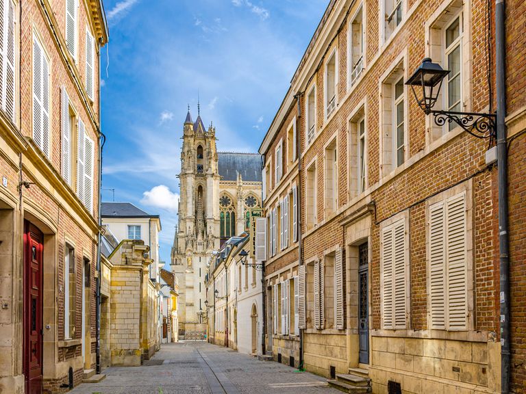 Malerische Straße in Amiens mit Blick auf Kathedrale