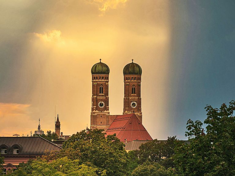 Hier zu sehen: die Münchner Frauenkirche in himmlischem Licht. Münchner Frauenkirche in himmlischem Licht