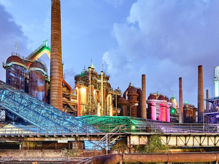 Die Völklinger Hütte ist das wichtigste und bekannteste Industriedenkmal im Saarland. Völklinger Hütte im Saarland, am Abend