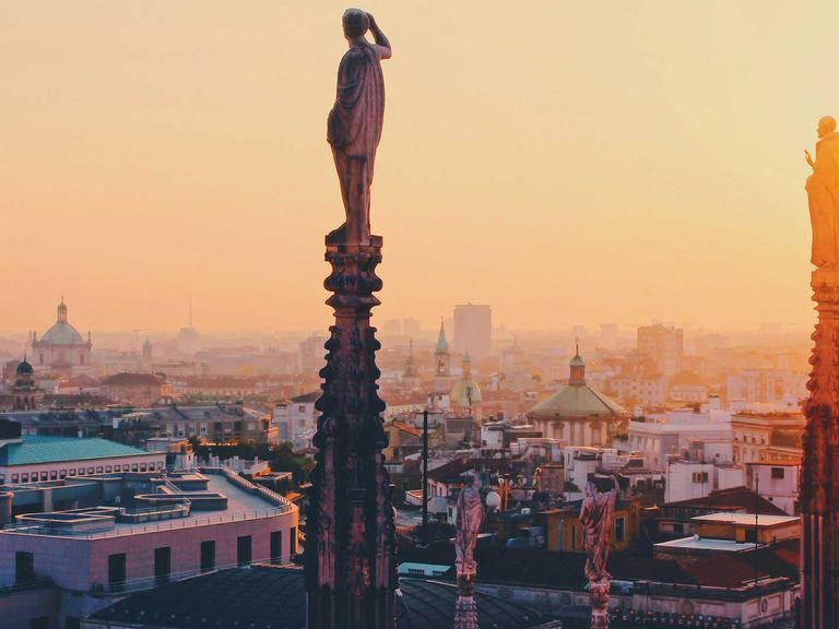 Stadtansicht Mailand im Nebel