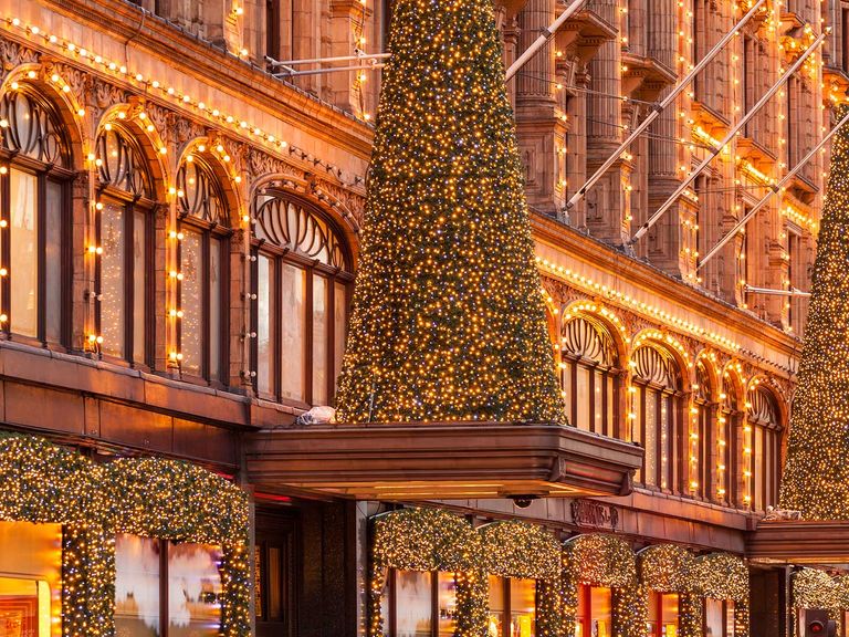 Hier zu sehen: das weihnachtlich dekorierte Kaufhaus Harrods in London. weihnachtlich dekoriertes Kaufhaus Harrods in London