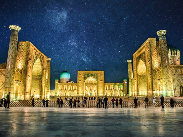 Die Sterne leuchten über dem Registan-Platz in Samarkand (Usbekistan). Registan-Platz in Samarkand, Usbekistan (am Abend)