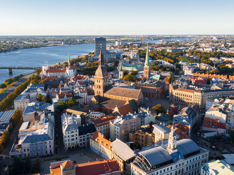 Blick auf die Altstadt von Riga und den Fluss Düna Blick auf das Stadtzentrum von Riga, Lettland