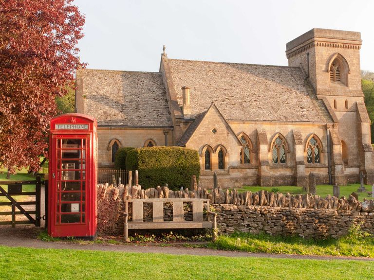 Snowshill ist eines der schönsten Dörfer in den Cotswolds. Kirche und Telefonbox in Snowshill, Cotswolds