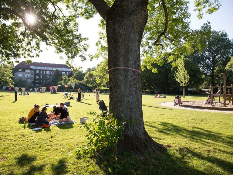 Park in Hamburg Eppendorf in der Sonne