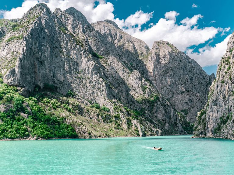 Bergsee und schroffe Gipfel in Albanien