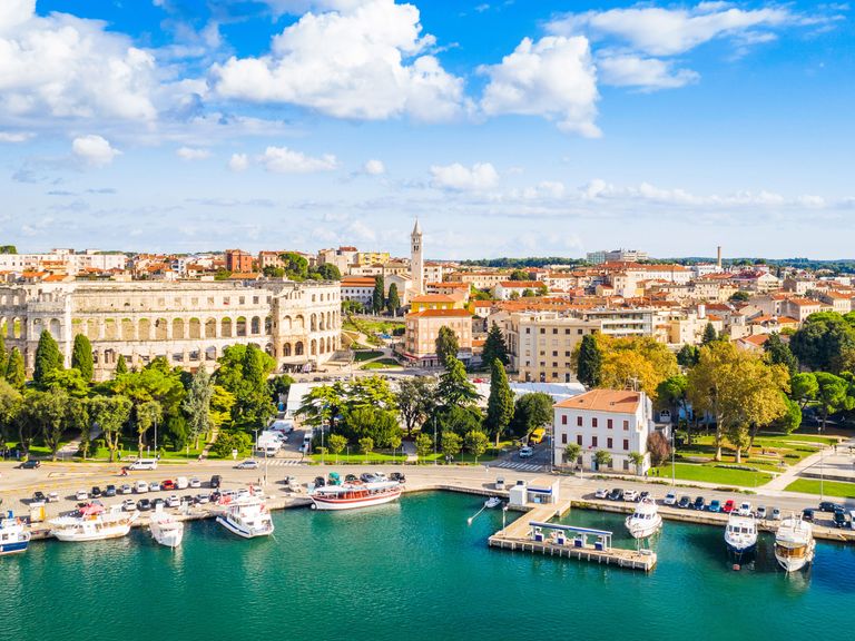 Blick vom Meer aus auf Pula in Istrien