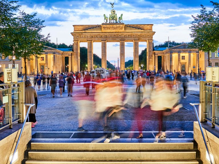 Menschen vor dem Brandenburger Tor in Berlin Brandenburger Tor in Berlin