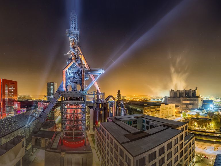 Das Viertel Belval mit seinen Hochöfen Esch: Beleuchtung bei Nacht, Belval, Minett