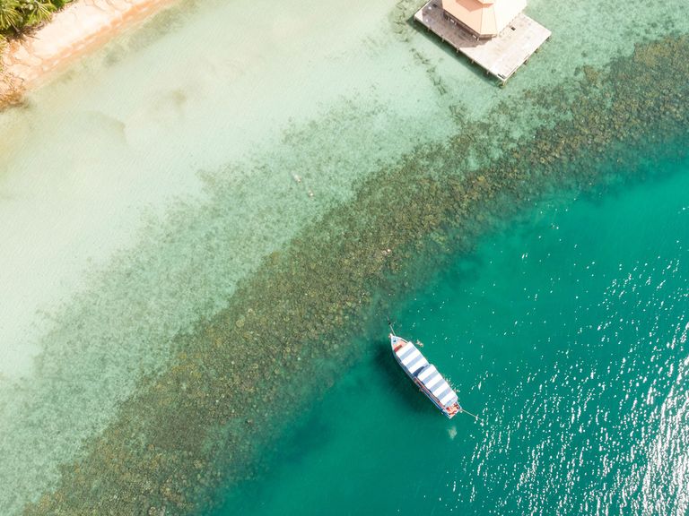 Luftaufnahme vom Strand auf Koh Chang, Insel in Thailand
