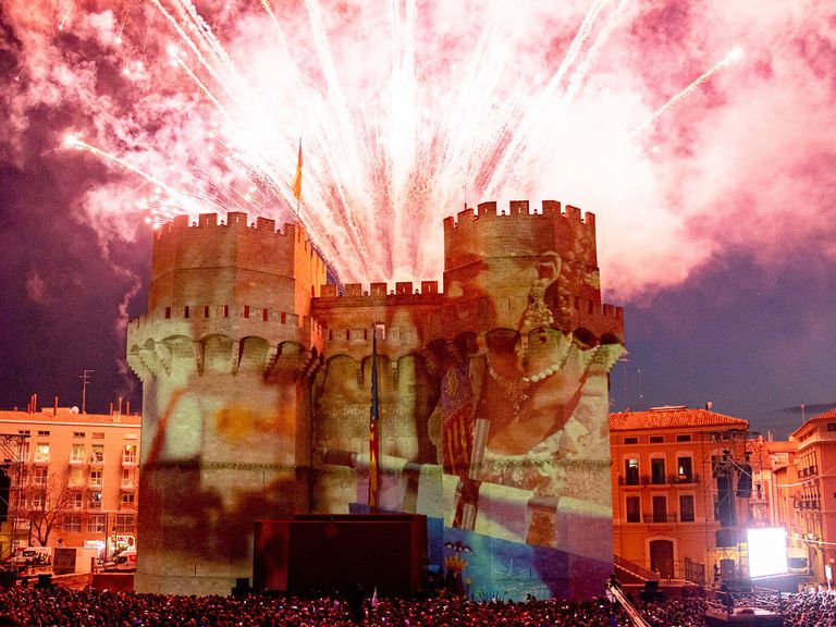 Feuerwerk über den Stadttoren von Valencia Fallas de Valencia