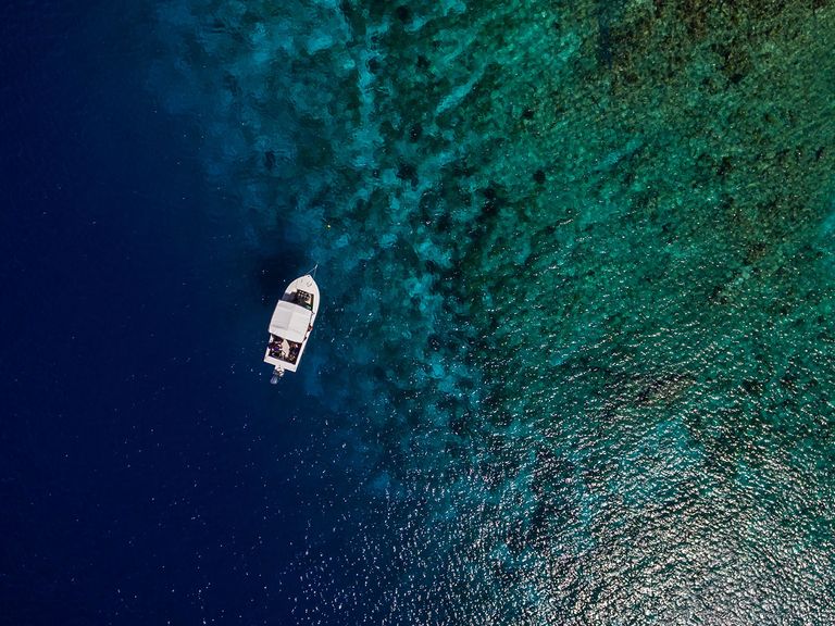 Drohnenaufnahme von einem Boot im Karibischen Meer bei Bonaire  Boot im Karibischen Meer bei Bonaire, Drohnenaufnahme