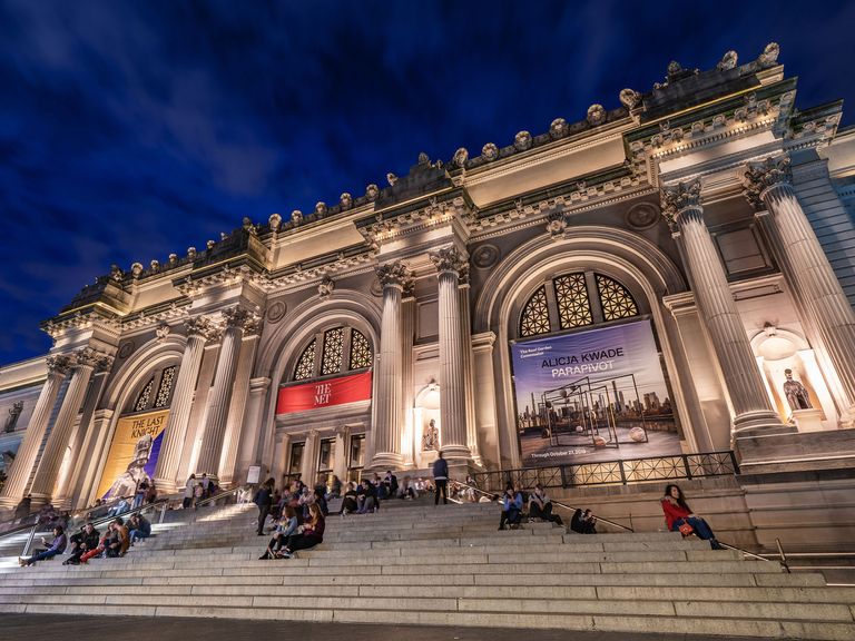 Met, Metropolitan Museum of Art bei Nacht, beleuchtet