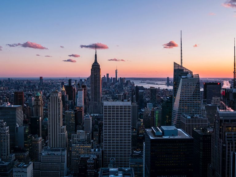 Skyline von New York City in der Dämmerung