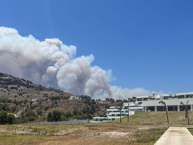 Auf Rhodos und in anderen Teilen Griechenlands wüten seit Tagen Brände. Brände auf Rhodos, Dampfwolken