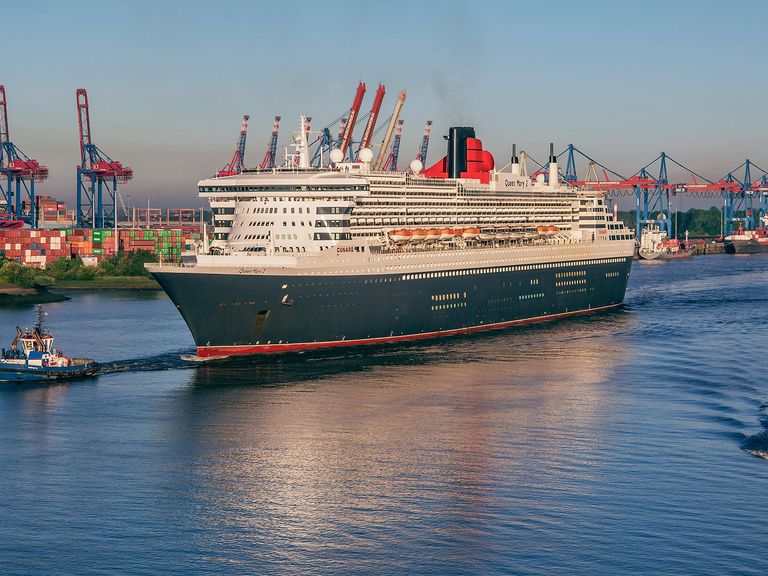 Ein Erlebnis für alle Kreuzfahrtfans: Der Einlauf der Queen Mary 2 am Hamburger Hafen Queen Mary 2 auf der Elbe im Hamburger Hafen