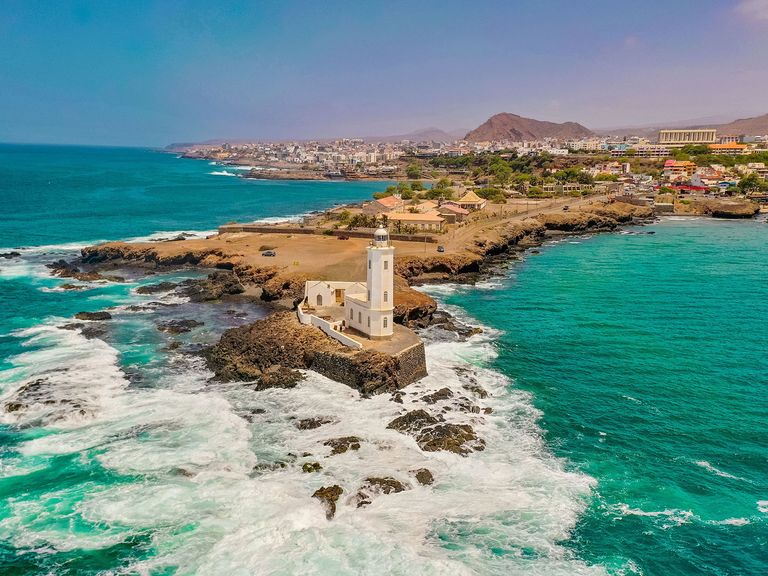 Die Küste von Praia de Santiago mit Leuchtturm auf den Kapverdischen Inseln Die Küste von Praia de Santiago auf den Kapverdischen Inseln