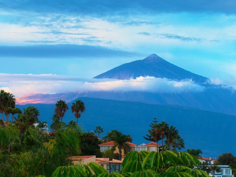 Blick auf den nebelverhangenen Teide auf Teneriffa