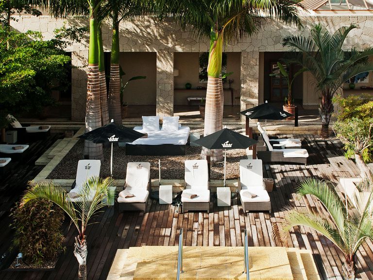 Outdoor-Ruhebereich im Gran Hotel Bahía del Duque Resort